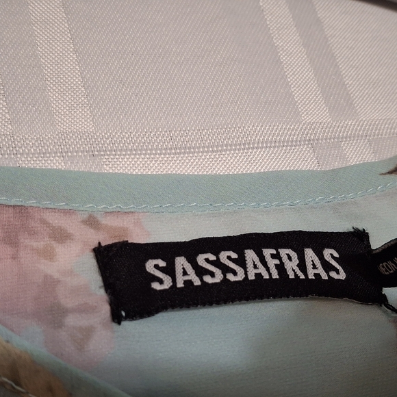 Chic Floral Ruffle Blouse - Aqua and Coral - Picture 6 of 7